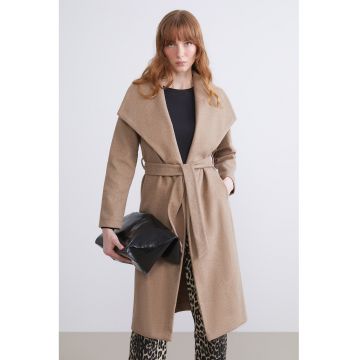 Palton cu model uni si croiala petrecuta