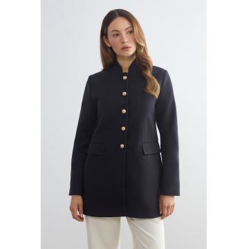 Trenci cu nasturi contrastanti