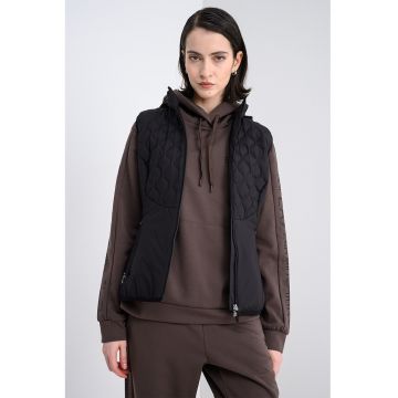 Vesta usoara cu aspect matlasat si croiala slim-fit