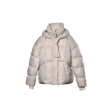 Geaca cu umplutura de puf si gluga