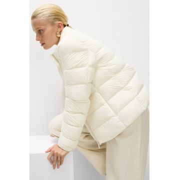 Geaca cu umplutura de puf si guler