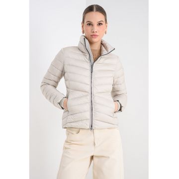 Geaca cu umplutura de puf si guler inalt