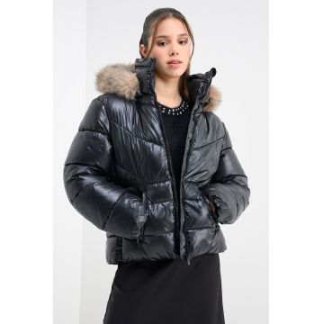 Geaca cu vatelina si garnitura cu blana sintetica