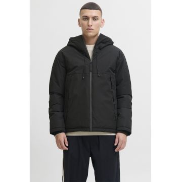 Geaca cu vatelina subtire si finisaj rezistent la apa