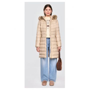 Geaca lunga cu umplutura de puf si pene