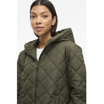 Geaca matlasata cu gluga