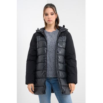 Geaca matlasata cu gluga