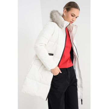 Geaca matlasata cu gluga de blana sintetica