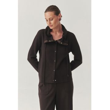 Jacheta cu capse si guler inalt