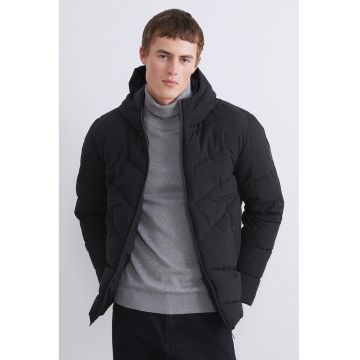 Jacheta matlasata cu gluga