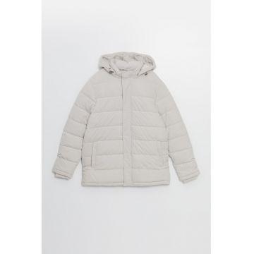 Geaca cu aspect matlasat si gluga