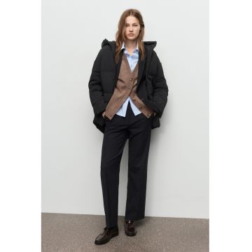 Geaca cu finisaj rezistent la apa si gluga