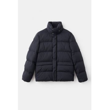 Geaca cu finisaj rezistent la apa si guler mediu