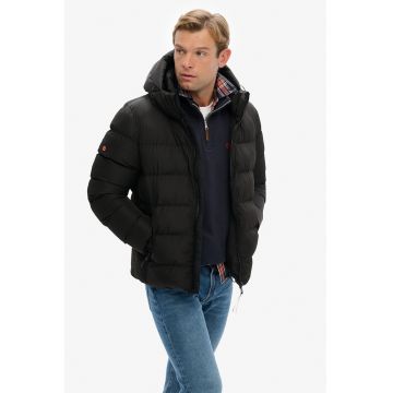 Geaca matlasata cu buzunare cu fermoar