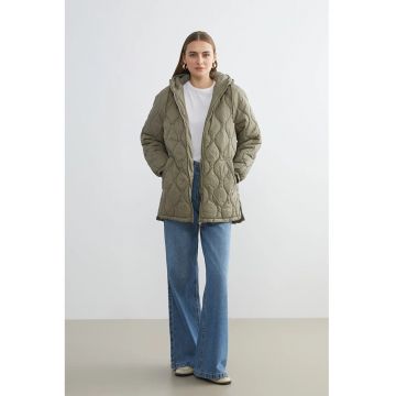 Geaca matlasata cu gluga