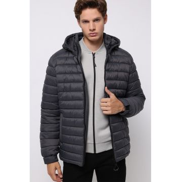 Geaca matlasata cu gluga