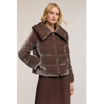 Geaca scurta cu guler supradimensionat