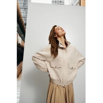 Jacheta bej cu buzunare mari