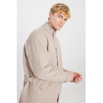 Jacheta cu buzunare cu clapa si capse