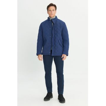 Jacheta cu buzunare cu clapa si capse