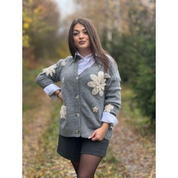 Jacheta dama gri cu aplicatii flori crosetate