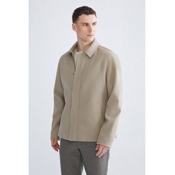 Jacheta lejera cu guler clasic