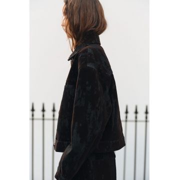 Jacheta lejera cu model abstract