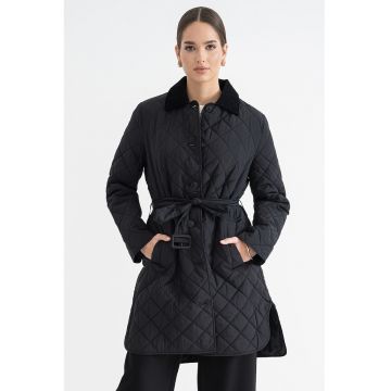 Jacheta lunga matlasata cu un cordon in talie