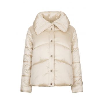 Jacheta matlasata cu guler inalt