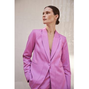 Sacou roz cu un singur rand de butoni si maneci lungi