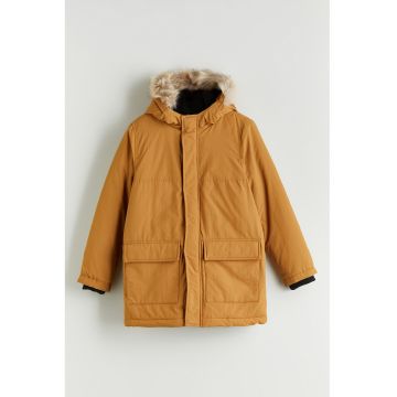 Geaca cu garnitura cu blana sintetica