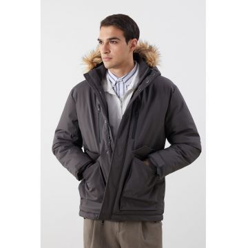 Geaca cu garnitura de blana sintetica