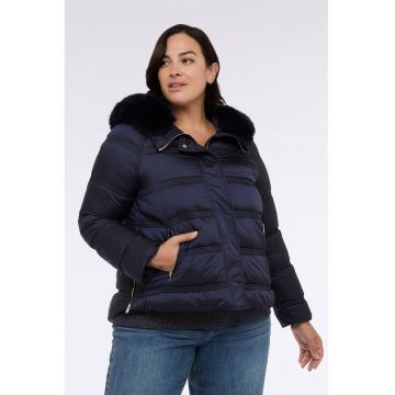 Geaca cu vatelina si gluga cu garnitura din blana sintetica