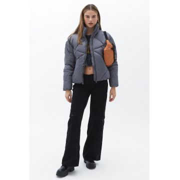 Geaca matlasata cu vatelina si guler inalt