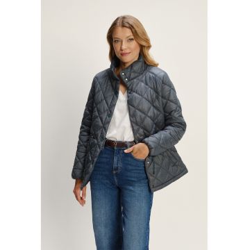 Geaca scurta cu guler inalt