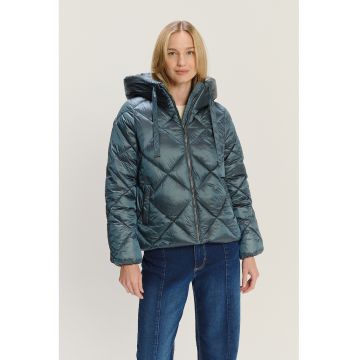 Geaca scurta cu vatelina si gluga