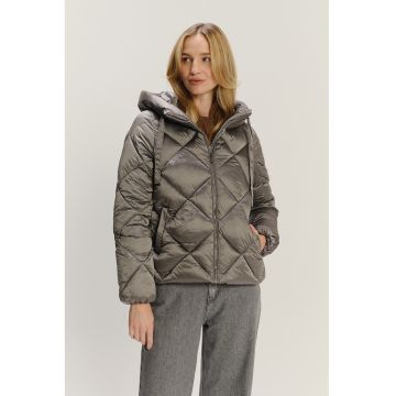 Geaca scurta cu vatelina si gluga