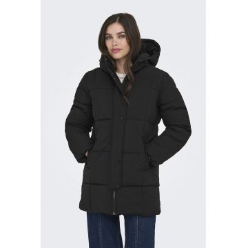 Geaca cu doua buzunare pe partea din fata si gluga