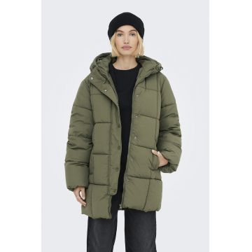 Geaca cu doua buzunare pe partea din fata si gluga