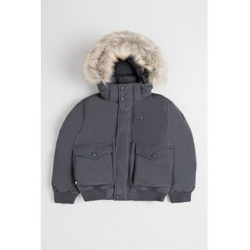 Geaca cu garnitura din blana sintetica