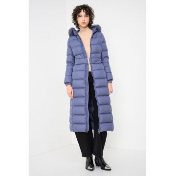 Geaca lunga cu umplutura de puf si gluga detasabila