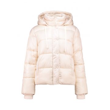 Geaca matlasata cu gluga