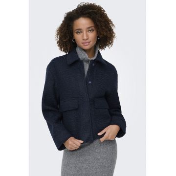 Jacheta cu buzunare cu clapa si guler ascutit