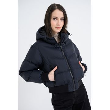 Geaca crop matlasata cu gluga