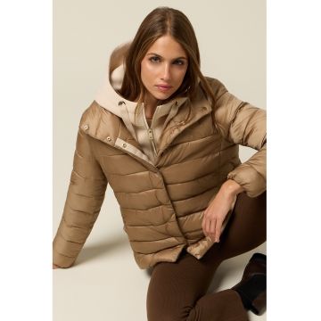 Geaca cu aspect 2-in-1 si gluga