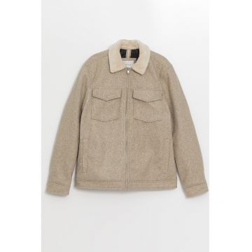 Geaca cu buzunare pe partea din fata
