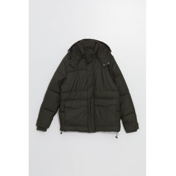 Geaca cu terminatie cu snururi si gluga