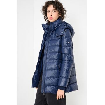 Geaca cu umplutura de puf si finisaj rezistent la apa