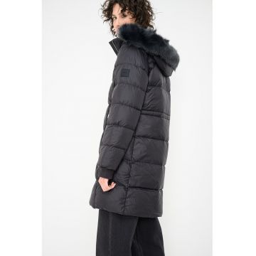 Geaca cu umplutura de puf si finisaj rezistent la apa