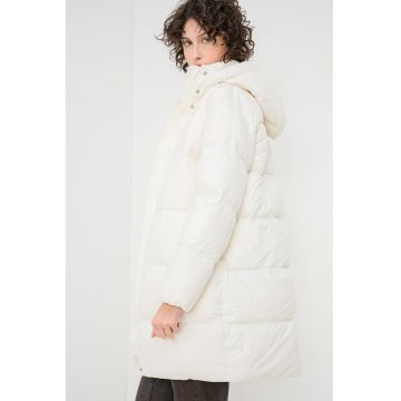 Geaca cu umplutura de puf si finisaj rezistent la apa